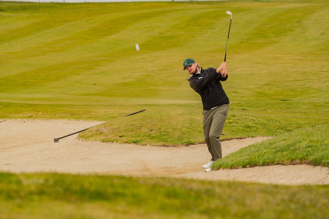 Golfspiller slår ut av en bunker