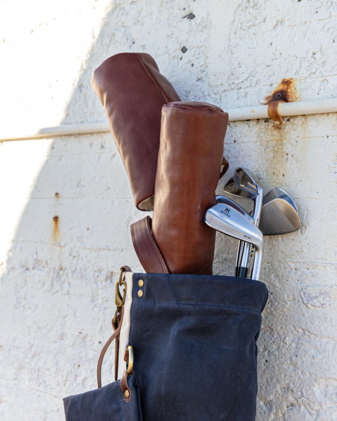 Pine Coast headcovers i lær og jernkøller i en bærebag av vokset canvas
